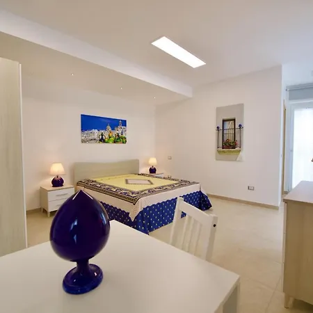Domus Le Ceramiche Bed and breakfast 4*