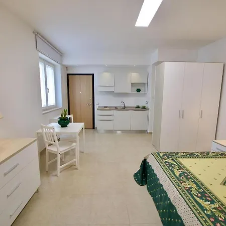 Nocleg ze śniadaniem Domus Le Ceramiche 4*